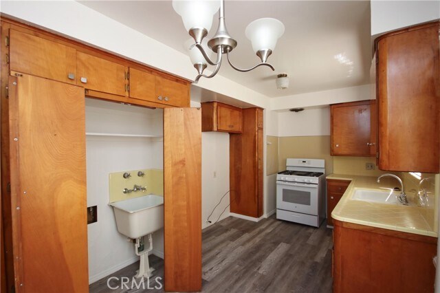 Building Photo - 822 N Santa Anita Ave