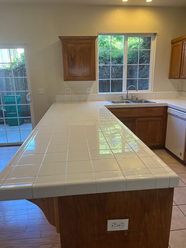 Building Photo - 3 bedroom 2.5 bath town home with large bo...
