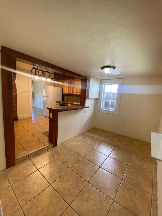 Building Photo - 2 bedroom, 1 bathroom house, fenced yard, ...