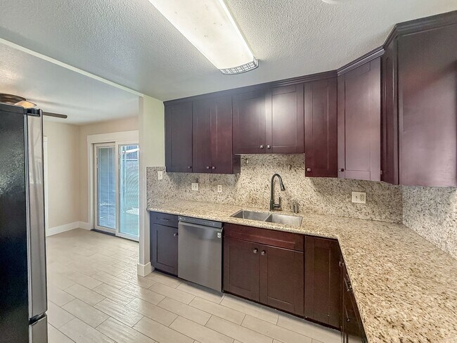 Building Photo - Beautiful 2B/1BA Home in Escondido!