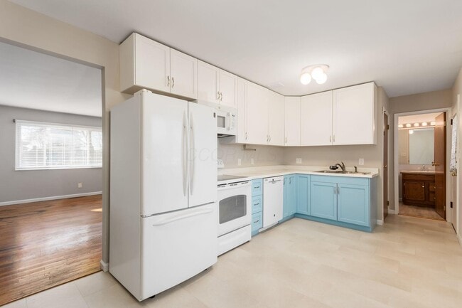 Building Photo - 5340 Carolyn Dr