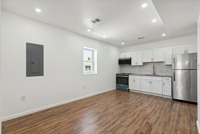 Building Photo - 5210 Cedar Ave