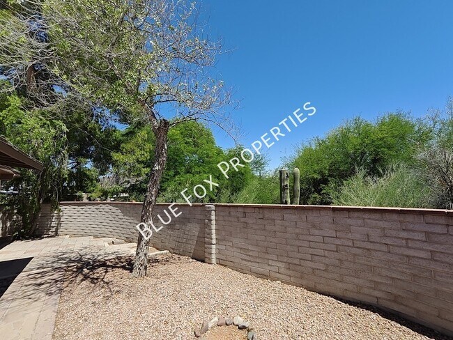 Building Photo - 2781 W Calle Carapan
