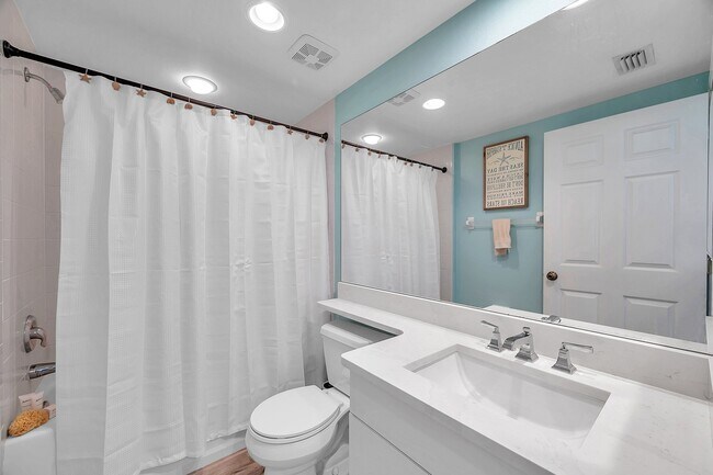 Building Photo - 1200 Country Club Dr