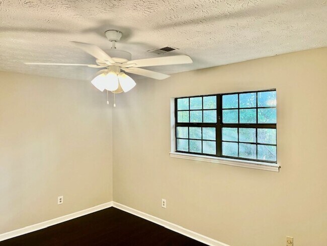 Building Photo - Crosscreek Dr #6