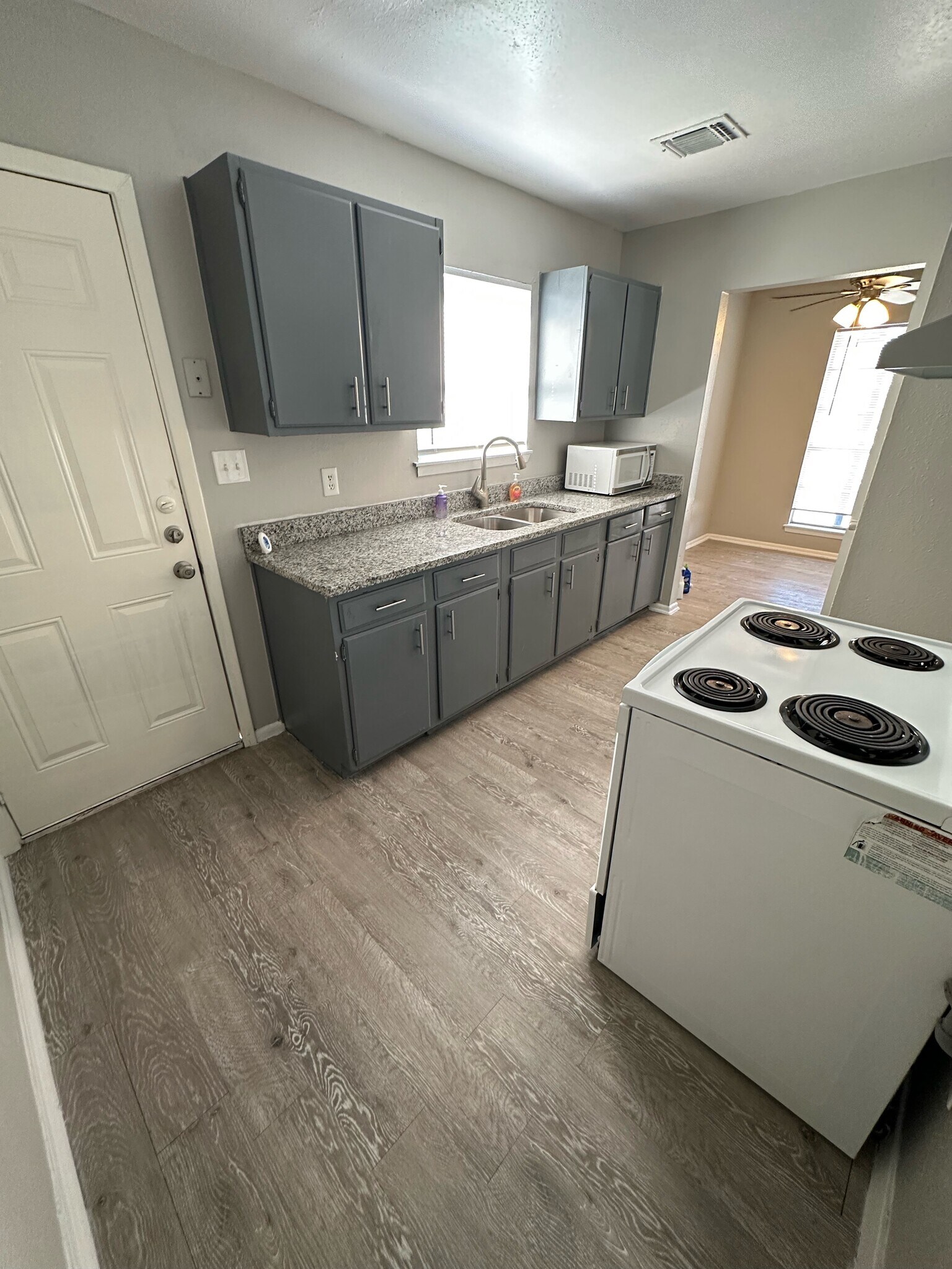 Granite counters - 6310 Brownleaf St