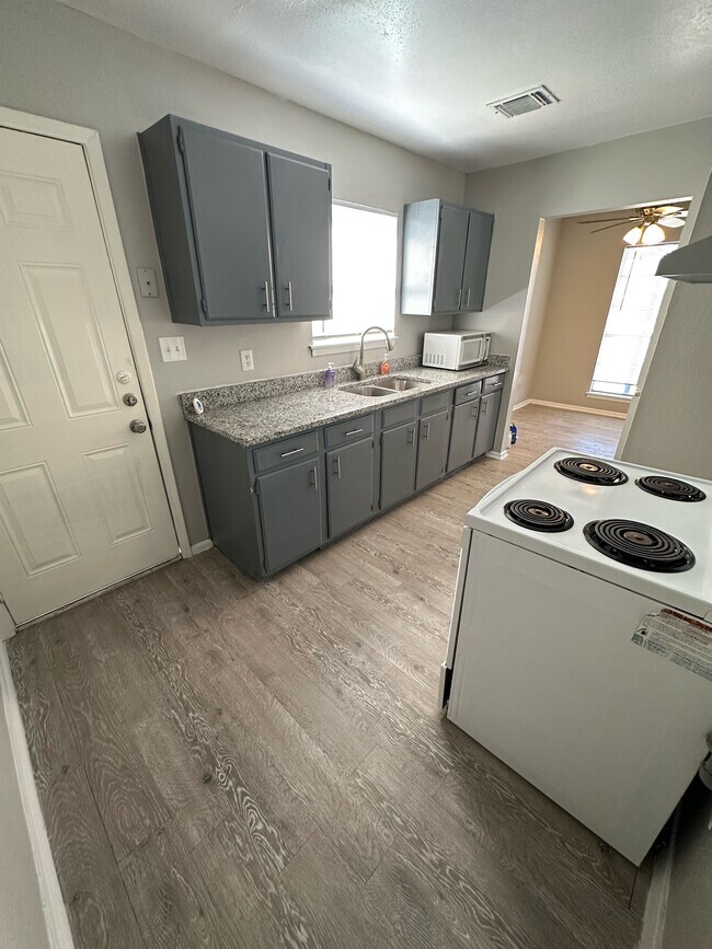Granite counters - 6310 Brownleaf St