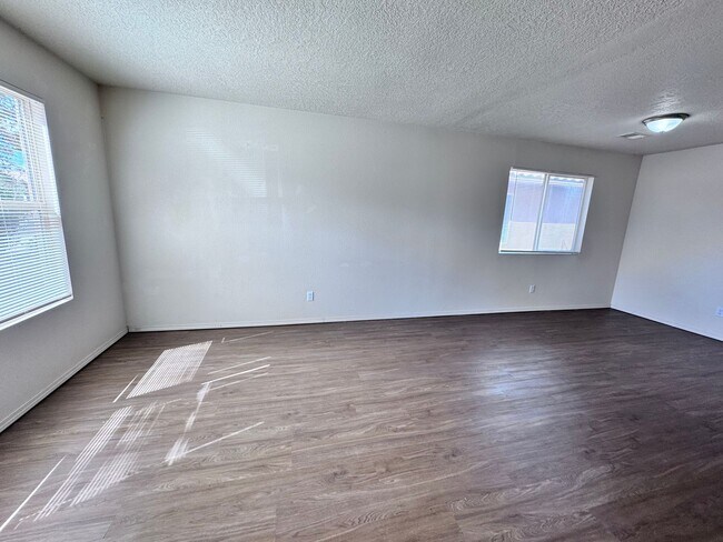 Building Photo - 4 bedroom 2.5 bath home-New Flooring