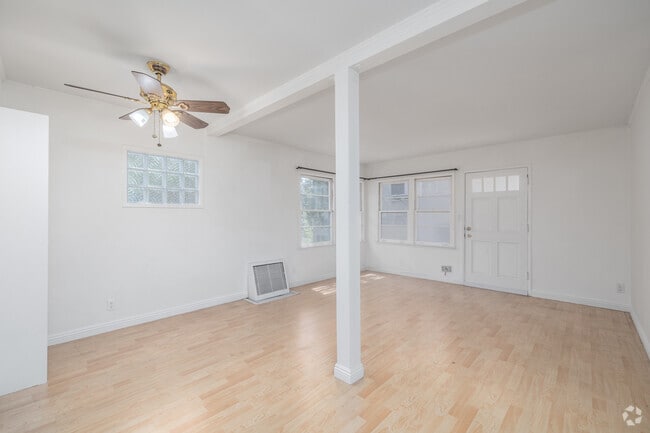 1BR, 1BA - 950SF - Living Room - 925 1/2 Tularosa Dr