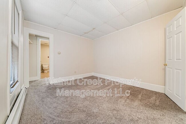 Building Photo - 870 S Main St