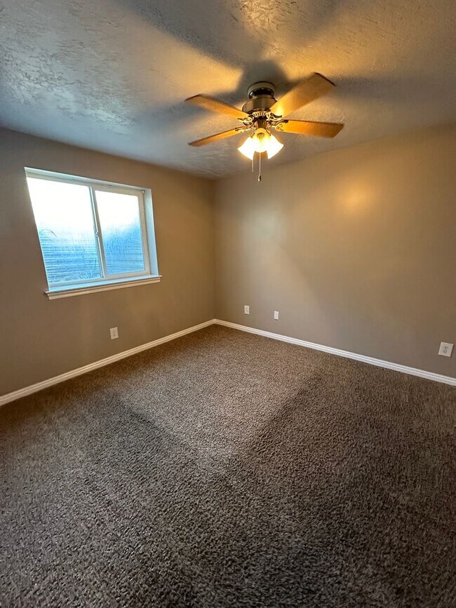 Building Photo - Must See!! 4 bedrooms 2 baths house in Lay...