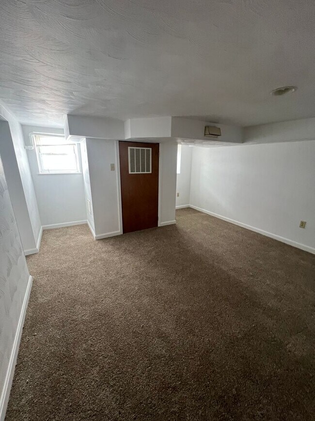 Building Photo - 705 Short St