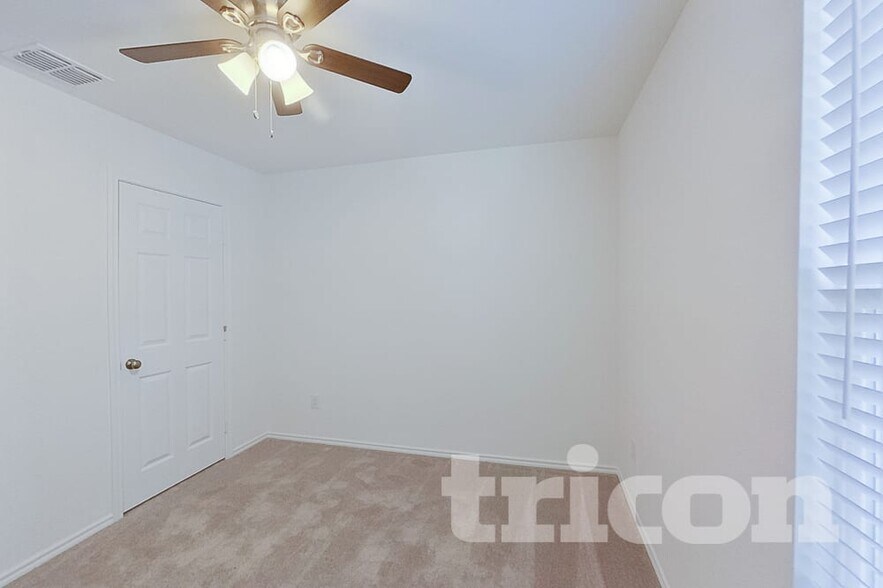 Building Photo - 2411 Carlow Ln