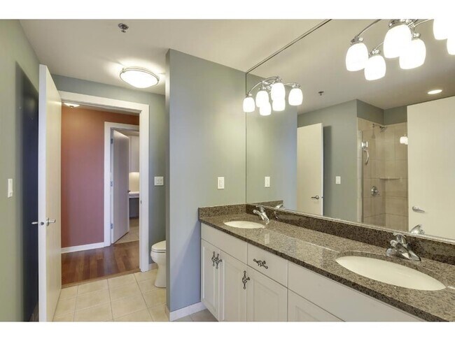 Building Photo - 215 10th Ave S