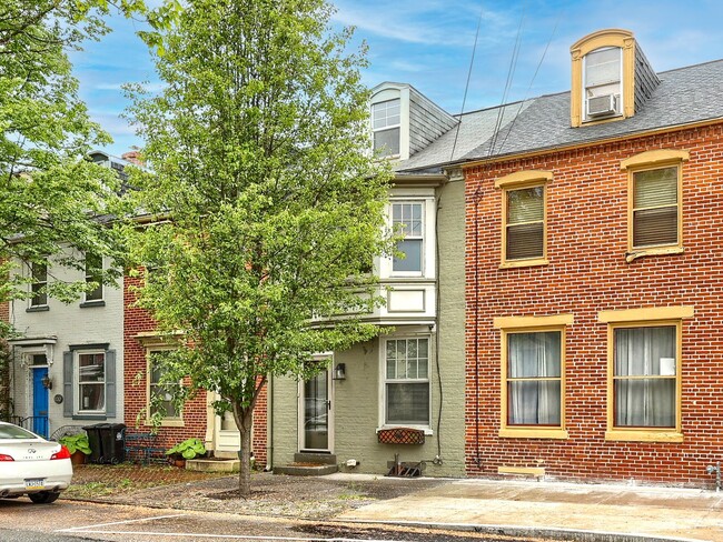 Building Photo - Charming 3 Bedroom House in Midtown