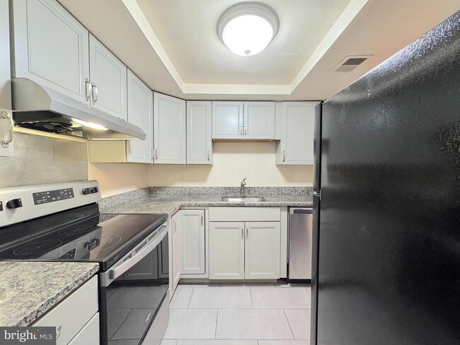 Building Photo - 8848 Walutes Cir
