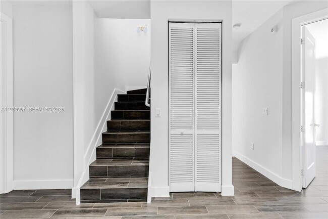 Building Photo - 6410 NW 105th Pl