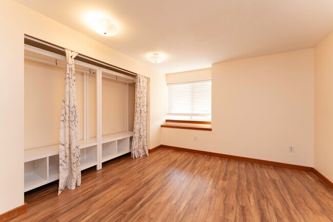 Building Photo - 3606 22nd Ave W