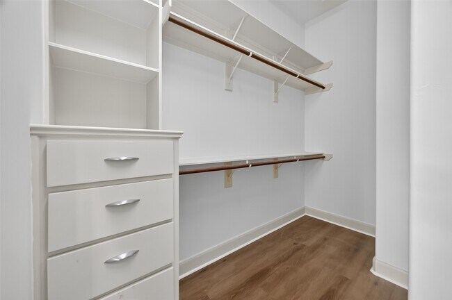 Building Photo - 5018 Lillian St