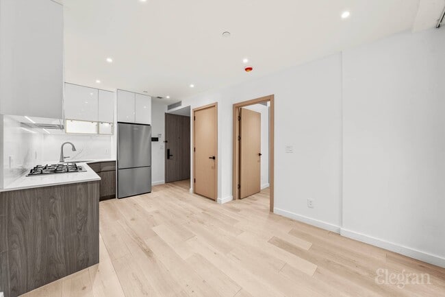 Building Photo - 42-51-62 Hunter St