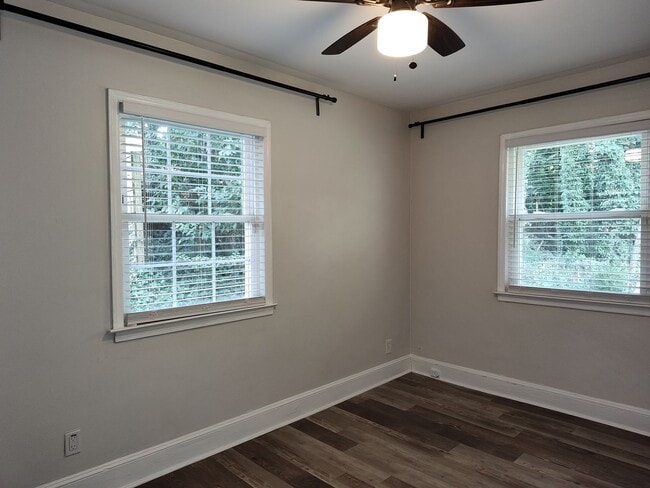 Building Photo - Move-in ready Ranch Style Home Located in ...