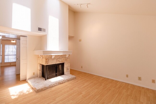 Building Photo - Cozy 1 bedroom Minutes North of Downtown A...