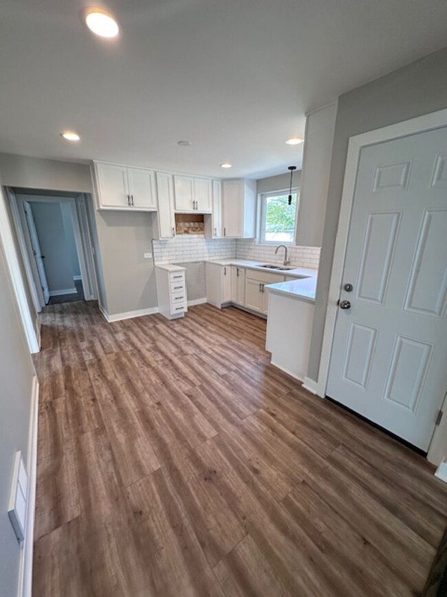 Building Photo - Garfield Ridge 3 bedroom apartment with a ...