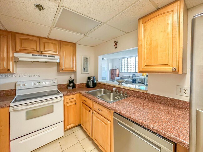 Building Photo - 540 Brickell Key Dr