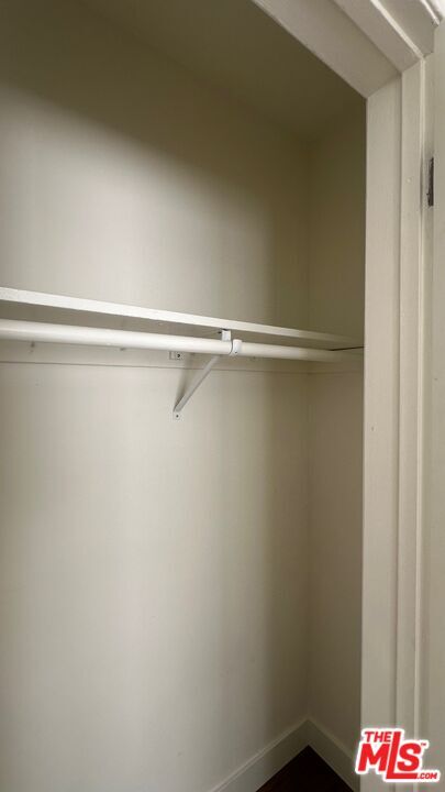 Building Photo - 517 S Kenmore Ave