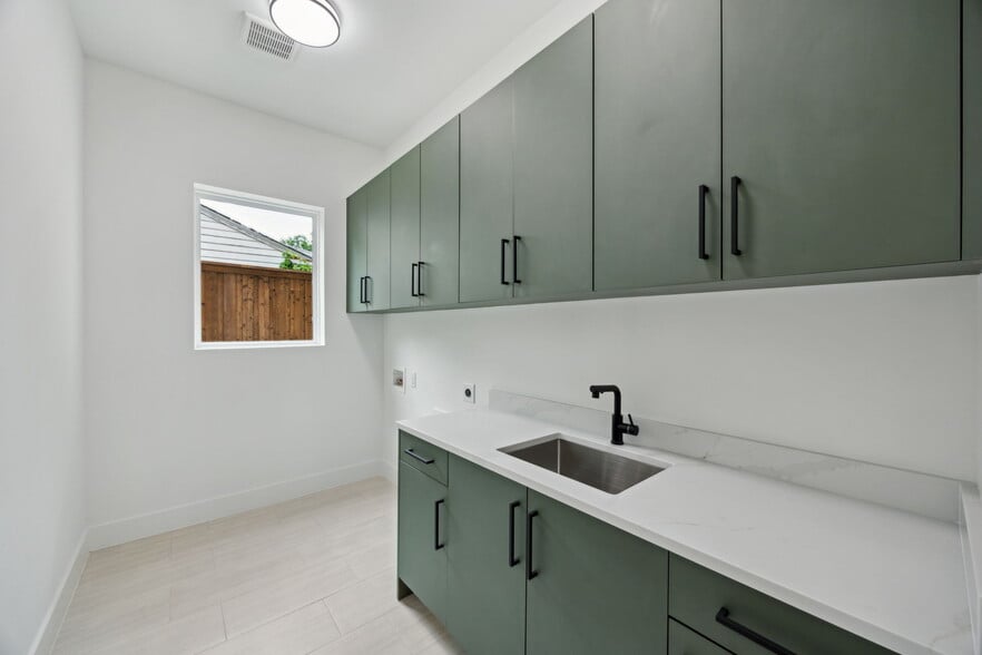 Building Photo - 3815 Hawick Ln