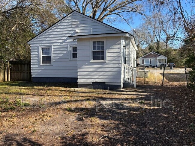 Building Photo - 905 N Pineview Ave