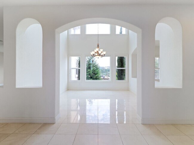 Building Photo - Beautiful custom home in The Promontory in...