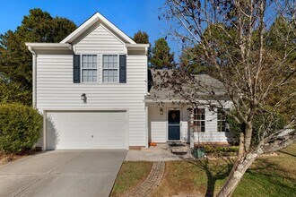 Building Photo - 3 bedroom home with large, fenced backyard convenient to RTP!