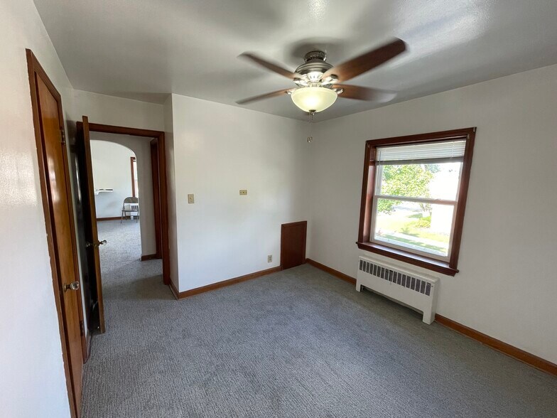 Building Photo - 5605 W Lincoln Ave