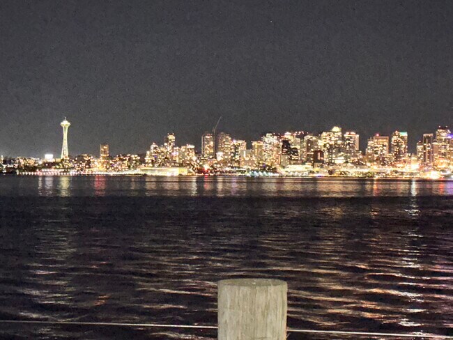 Building Photo - 2440 Wickstrom Pl SW