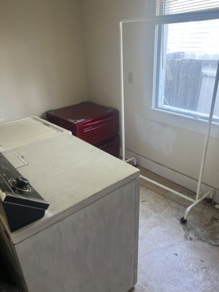 Building Photo - 2026 W 6th Ave