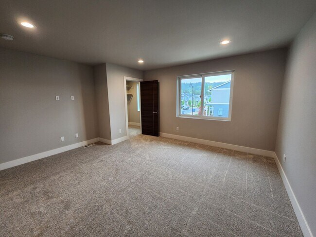 Building Photo - 3 bedroom Townhouse with Pool Access and E...