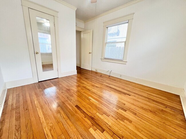 Building Photo - Lower Level 1 Bedroom with Den/Office in Alamitos Beach Apartment