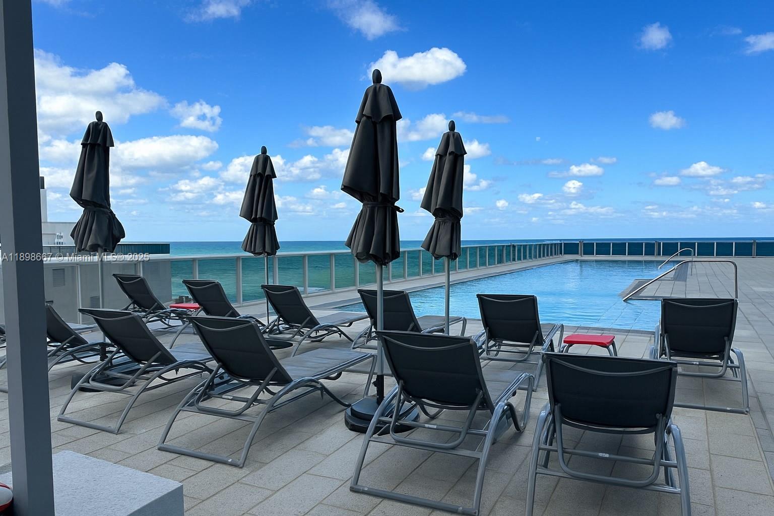 Building Photo - 15901 Collins Ave