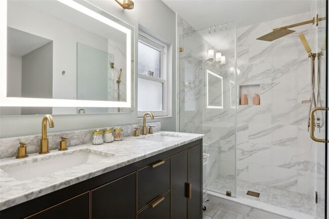 Building Photo - 4401 Summer Oak Dr