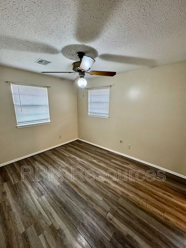 Building Photo - 7625 S Sherwood Ave
