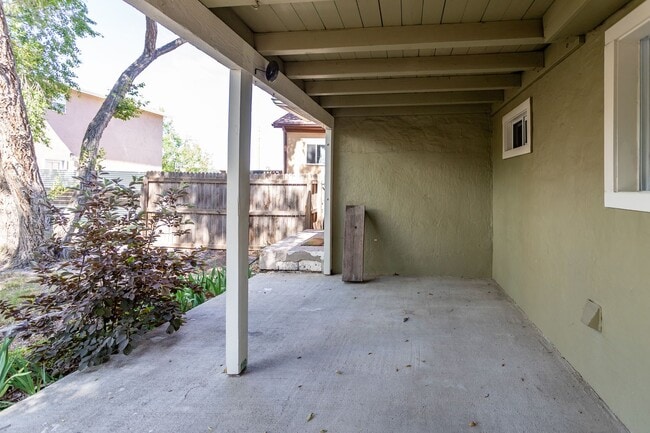 Building Photo - 12 W Brookside St