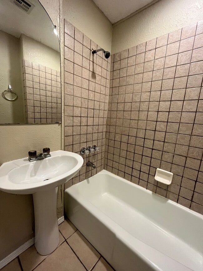 Building Photo - 3 Bedroom 2 Bathroom House!