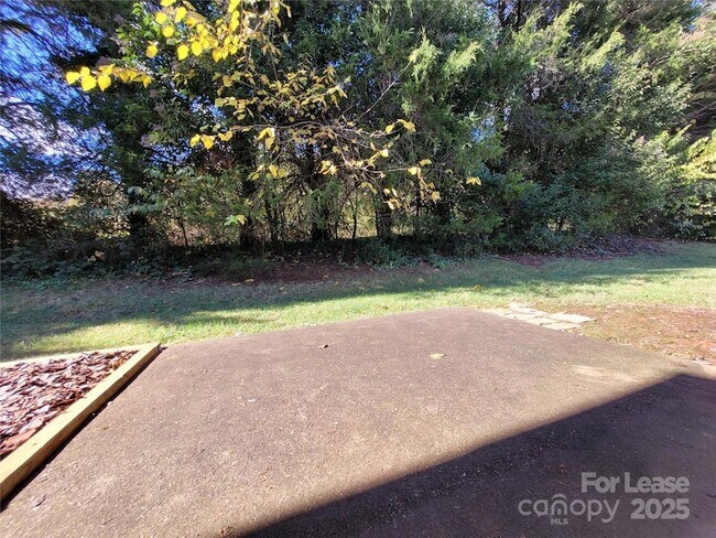 Building Photo - 102 Brandywine Dr NE