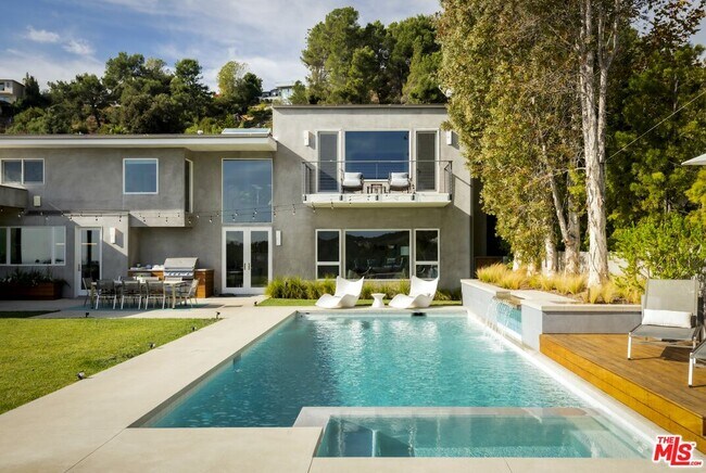 Building Photo - 2344 Banyan Dr