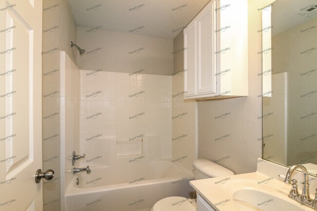 Building Photo - 15945 Katie Ridge Dr