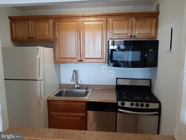 Building Photo - 2500 N Van Dorn St