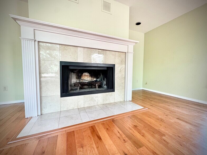 Building Photo - 14124 Phinney Ave N