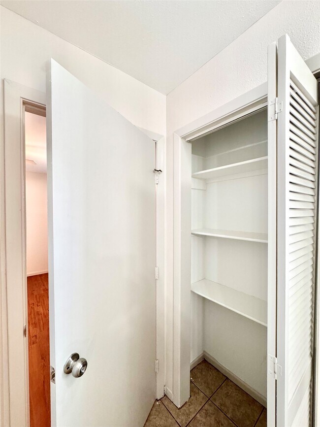 Building Photo - 301 Enid St