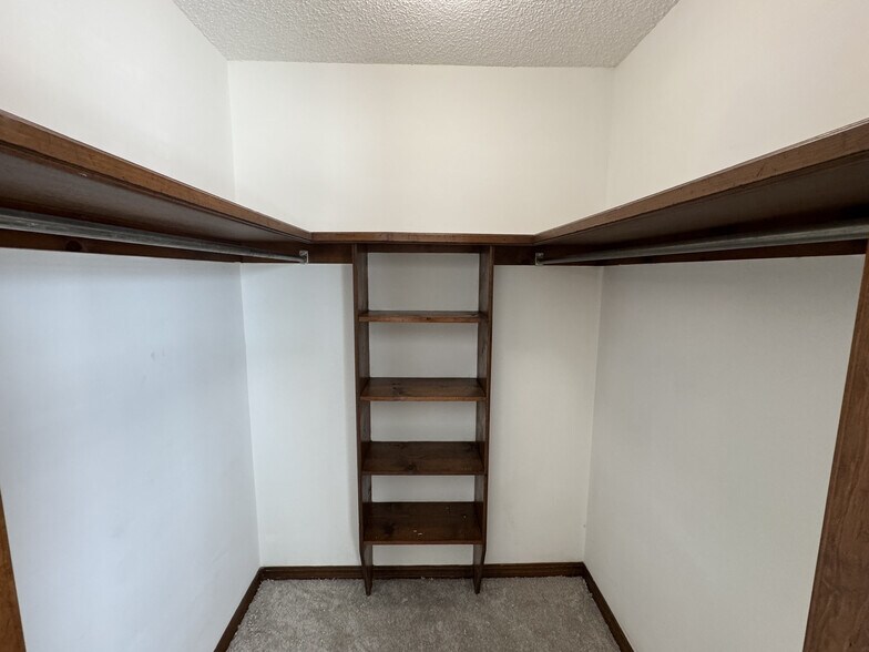 Building Photo - 7108 S Indianapolis Ave